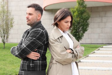 Erkek ve kadın açık havada birbirlerine sırt çevirdiler. İlişki sorunları