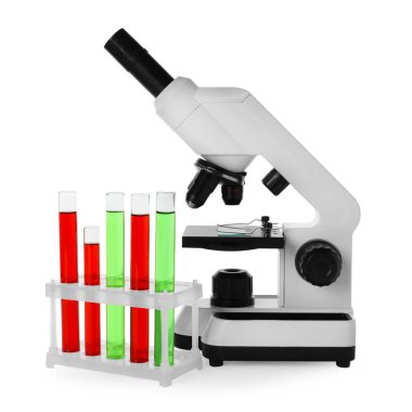 test tüpleri ile renkli sıvılar ve üzerinde beyaz izole mikroskobu