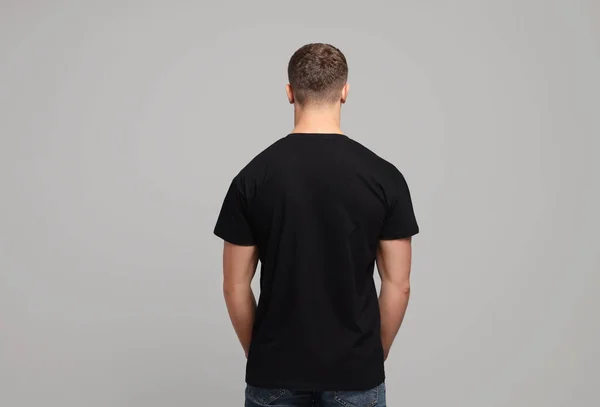 Uomo Con Shirt Nera Sfondo Grigio Chiaro Vista Posteriore Mockup — Foto Stock