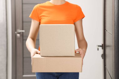 Koridorda karton kutuları olan kurye, yakın plan.