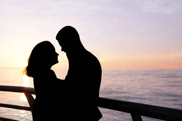 Silhouette Lovely Couple Hugging Sea Embankment Sunset — Fotografia de Stock