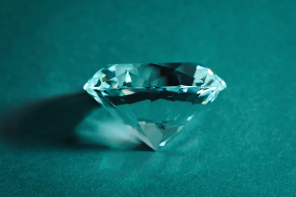 Belo Diamante Deslumbrante Fundo Texturizado Verde Close — Fotografia de Stock