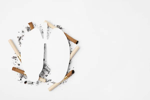 喫煙の概念はない 白い背景に紙肺とタバコ テキストのためのスペースとフラットレイアウト — ストック写真