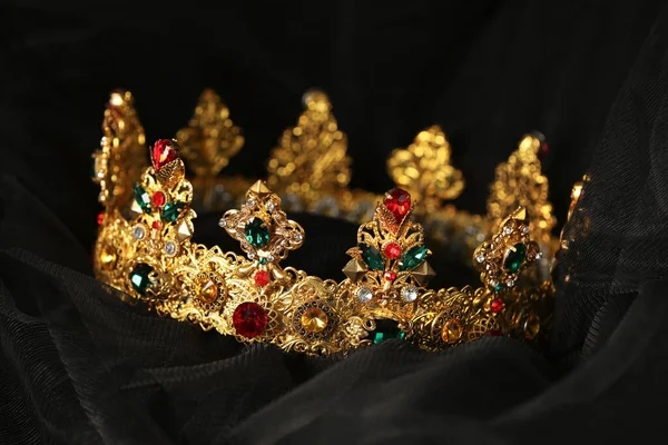 Красива Золота Корона Дорогоцінними Каменями Чорній Тканині — стокове фото