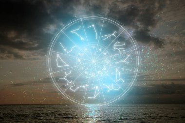 Arka planda 12 astrolojik işaretli Zodiac tekerleği ve yıldız takımyıldızları ve deniz manzarası