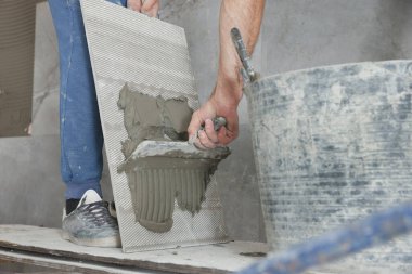 Duvara beton döşeyen işçiler, kapalı alanda kurulum için, yakın çekim