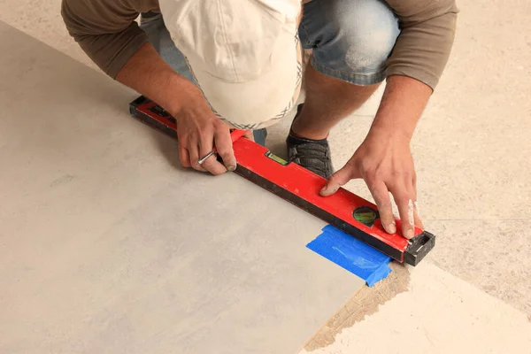 Worker Measuring Tile Building Level Indoors — Fotografia de Stock