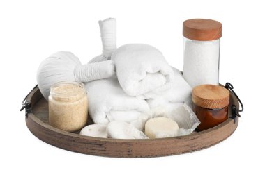 Beyaz arkaplanda farklı spa ürünleri olan güzel bir kompozisyon