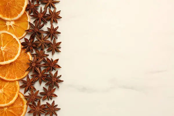 Dry Orange Slices Anise Stars White Marble Table Flat Lay — Fotografia de Stock