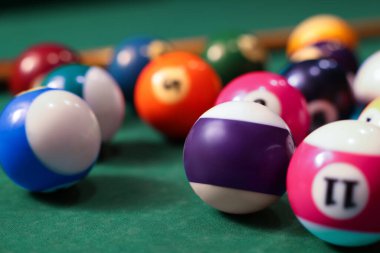 Birçok renkli bilardo topu yeşil masada, yakın plan
