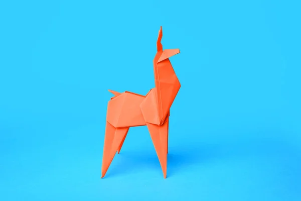 Origami Kunst Handgemaakte Oranje Papieren Herten Lichtblauwe Achtergrond — Stockfoto