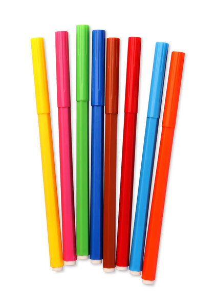 Многие яркие маркеры изолированы на белом, вид сверху