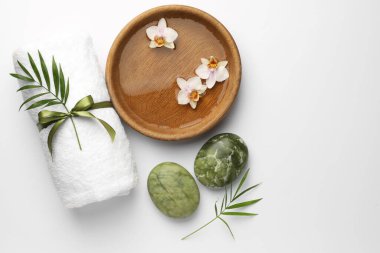 Beyaz zemin üzerinde farklı spa ürünleri bulunan düz bir kompozisyon. Metin için boşluk