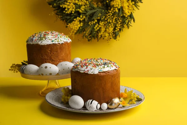 Tradycyjne Ciasta Wielkanocne Posypką Malowane Jajka Piękne Wiosenne Kwiaty Żółtym — Zdjęcie stockowe