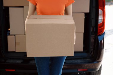 Kurye paketi teslimat kamyonunun yanında, kapalı.