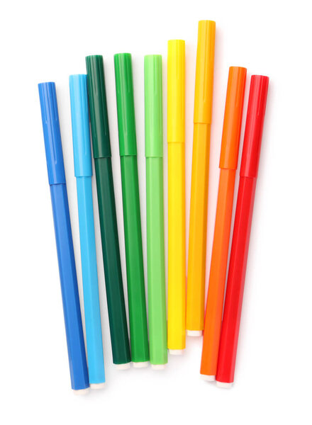 Многие яркие маркеры изолированы на белом, вид сверху