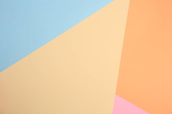 Много разноцветных листов бумаги в качестве фона, вид сверху