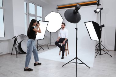 Yakışıklı model stüdyo profesyonel fotoğrafçı için poz