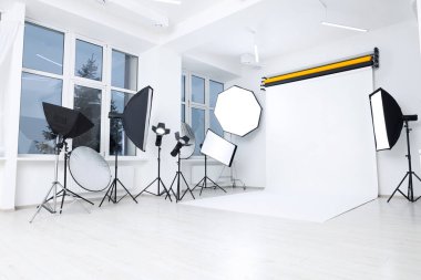 Modern fotoğraf stüdyosu profesyonel aydınlatma donanımları ile iç
