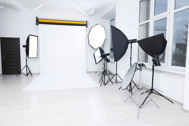 Modern fotoğraf stüdyosu profesyonel aydınlatma donanımları ile iç