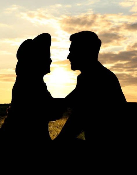 Silhouette Lovely Couple Enjoying Time Together Sunset — Fotografia de Stock