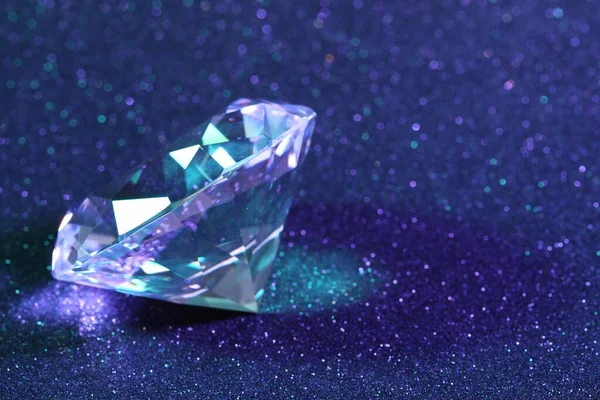 Lindo Diamante Brilhante Fundo Brilho Azul Close Espaço Para Texto — Fotografia de Stock