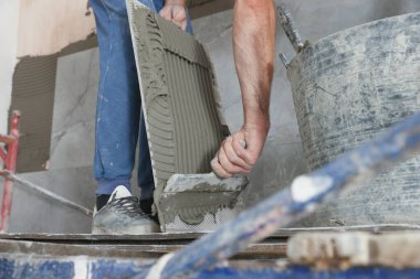 Duvara beton döşeyen işçiler, kapalı alanda kurulum için, yakın çekim