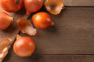 Tahta masada bir sürü olgun soğan var. Metin için boşluk