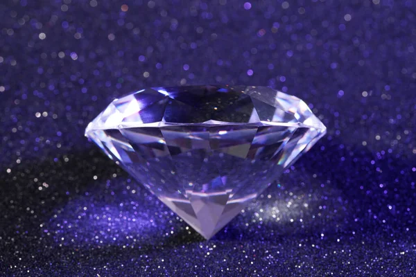 Belo Diamante Deslumbrante Fundo Brilho Violeta Close — Fotografia de Stock