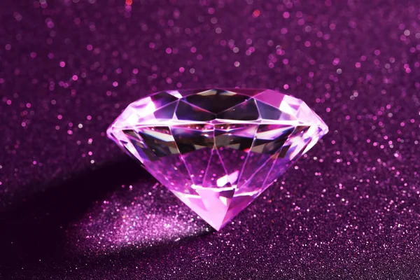 亮晶晶紫色背景的漂亮钻石 — 图库照片