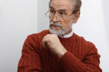 Evdeki son sınıf öğrencisi üzgün. Yalnızlık kavramı