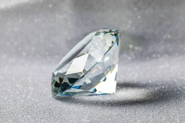 Belo Diamante Brilhante Fundo Brilho Prata Close — Fotografia de Stock
