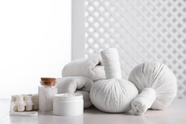 Beyaz ahşap masa üzerinde cilt bakım ürünleri ile spa bileşimi