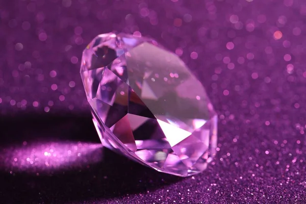 色彩艳丽的钻石 背景紫色 — 图库照片