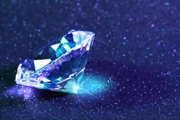 漂亮的钻石在闪亮的蓝色背景 案文的篇幅 — 图库照片