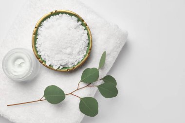 Beyaz arka planda farklı spa ürünleri olan güzel bir kompozisyon, üst manzara. Metin için boşluk