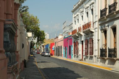 Şehir caddesinin binalı güzel manzarası