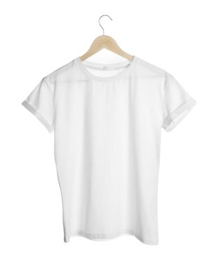 Beyaz arka planda şık tişörtlü askı