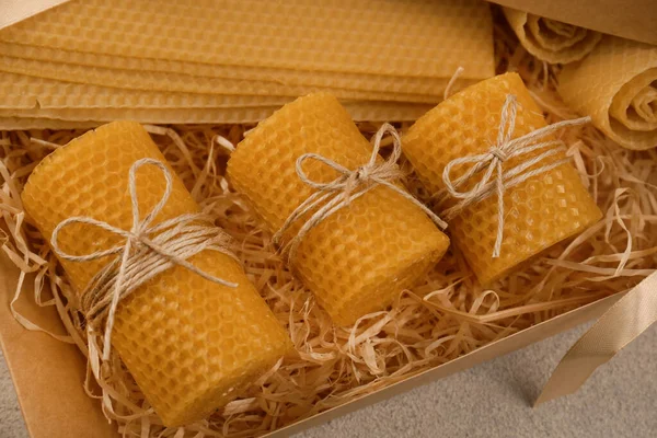 Schöne Gelbe Bienenwachskerzen Und Bettwäsche Karton Oben Ansicht — Stockfoto