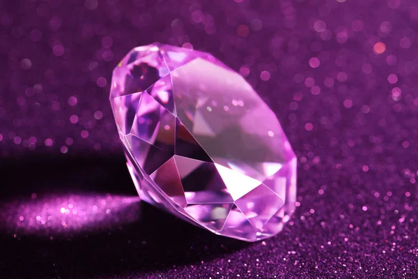 Diamante Bonito Fundo Roxo Brilhante Close — Fotografia de Stock