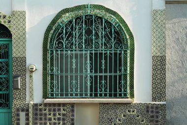 Güzel pencereli ve çelik ızgaralı binanın dışı.