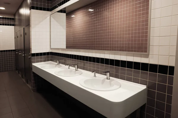 Public Toilet Interior Sinks Mirror — ストック写真
