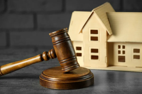 Construction Land Law Concepts Judge Gavel House Model Grey Table — kuvapankkivalokuva