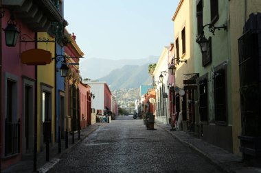 Zarif mimarisi olan güzel bir şehir manzarası.