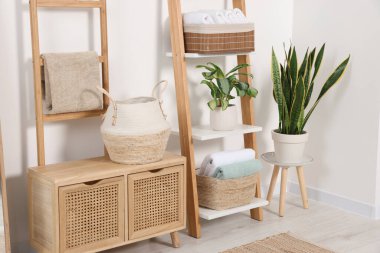 Beyaz duvarın yanındaki dekoratif merdivende yumuşak havlular.