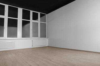 Temiz pencereli ve beyaz duvarlı yeni boş oda