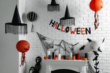 Farklı cadılar bayramı dekorlu şömine. Şenlikli iç mekan