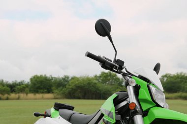 Yeşil çimlerin üzerinde lüks bir motosiklet.