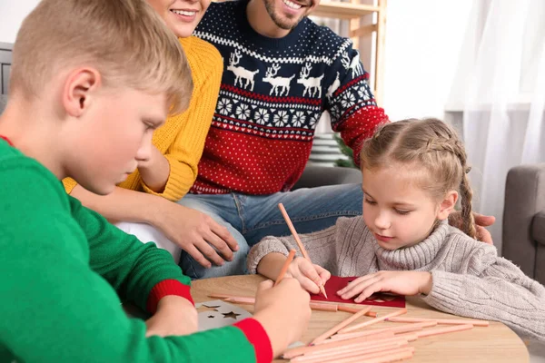 Söta Barn Med Sina Föräldrar Gör Vackra Julkort Hemma — Stockfoto