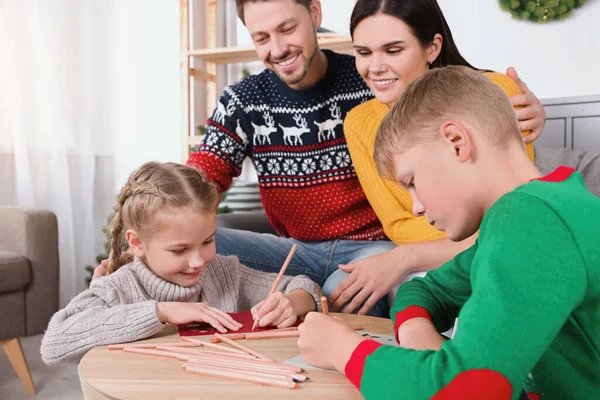 Söta Barn Med Sina Föräldrar Gör Vackra Julkort Hemma — Stockfoto